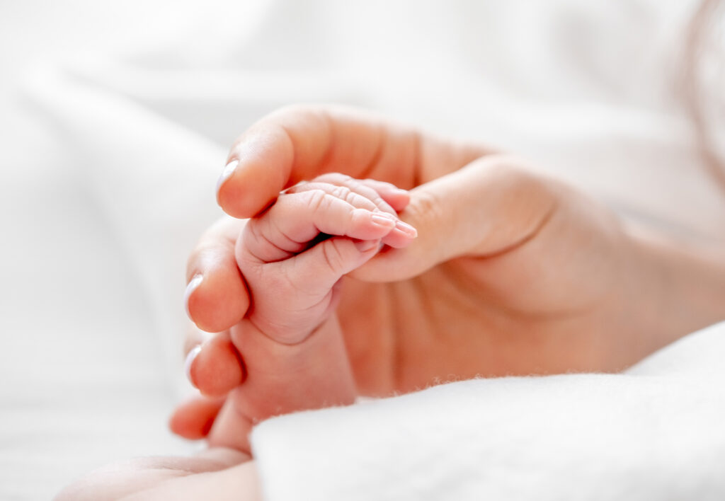 mother-holding-newborn-baby-hand-2023-01-06-06-49-38-utc-1024x708.jpg